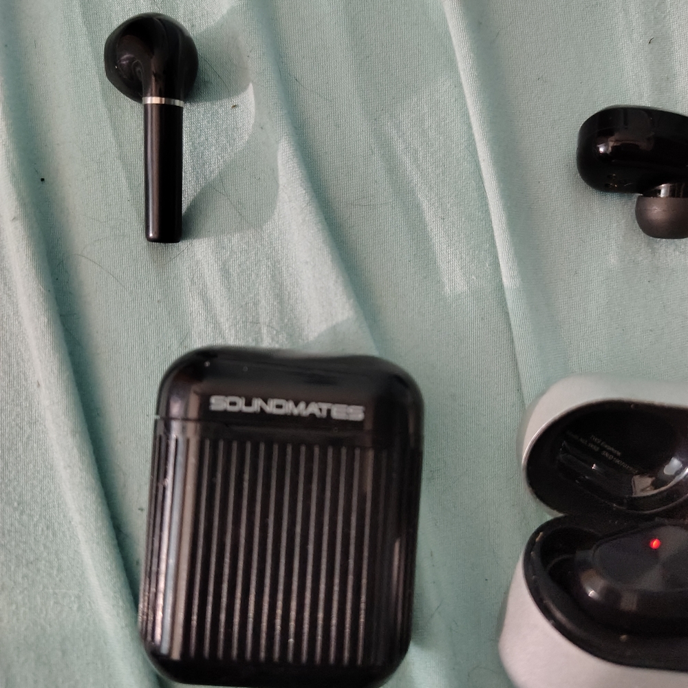 SoundMates Black Wireless Earbuds with Charging Case